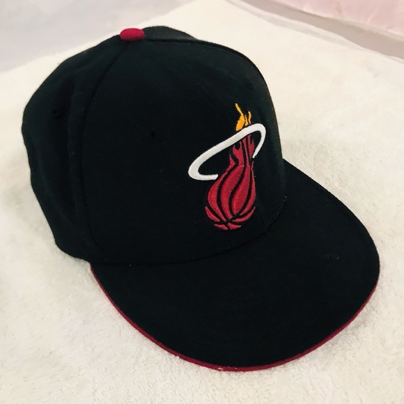 New Era's NBA Miami Heat Fitted Size 7 Black and Maroon Basketball Wool Cap - Picture 4 of 16